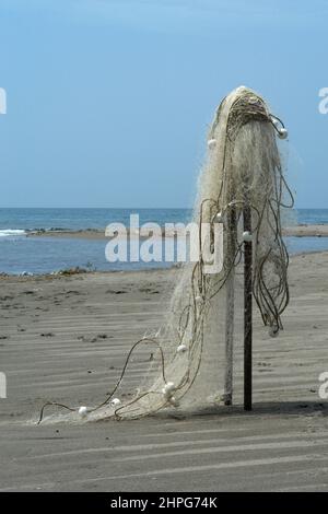 Rete da pesca con boe bianche sulla spiaggia di sabbia. Attrezzatura da pesca Foto Stock