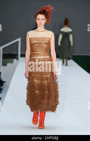 Un modello cammina sulla pista alla sfilata di moda Molly Goddard durante l'autunno Winter 2022 Collections Fashion Show alla London Fashion Week di Londra, Regno Unito, il 19 febbraio 2022. (Foto di Jonas Gustavsson/Sipa USA) Foto Stock