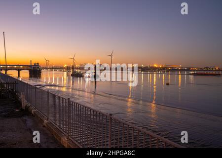 Tramonto sul lungomare di Gravesend con molo della città e Pontoon al tramonto Foto Stock