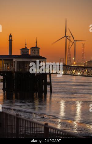 Tramonto sul lungomare di Gravesend con molo della città e Pontoon al tramonto Foto Stock