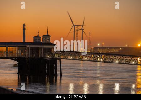 Tramonto sul lungomare di Gravesend con molo della città e Pontoon al tramonto Foto Stock