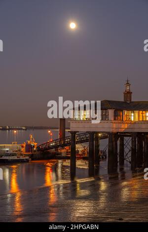 Molo reale e molo PLA a Gravesend Kent al tramonto e luna piena Foto Stock