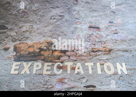 La parola delle aspettative sul muro. Immagine del concetto aziendale. Previsione delle aspettative concetto di pianificazione della strategia della speranza. Foto Stock