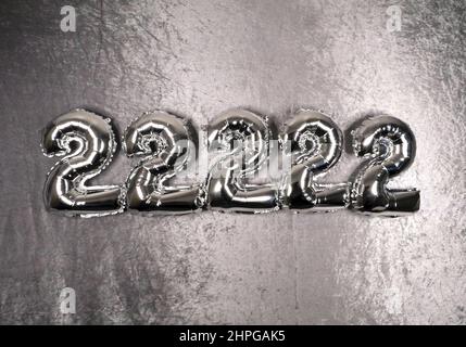 Berlino, Germania. 21st Feb 2022. Immagine simbolica in materia di numero di liquore data 22,2.22, 22.02.2022. Credit: XAMAX/dpa/Alamy Live News Foto Stock