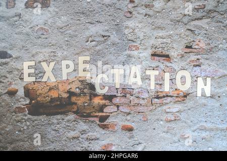 La parola delle aspettative sul muro. Immagine del concetto aziendale. Previsione delle aspettative concetto di pianificazione della strategia della speranza. Foto Stock