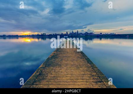 Skyline di Mantova visto dal molo Foto Stock