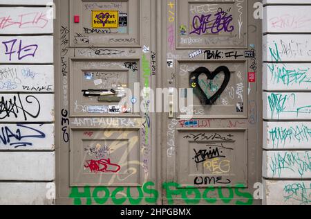 Potsdam, Germania. 21st Feb 2022. La porta d'ingresso di un vecchio edificio vuoto nel centro di Potsdam è cosparsa di graffiti e ricoperta di adesivi. Credit: Monika Skolimowska/dpa-Zentralbild/dpa/Alamy Live News Foto Stock