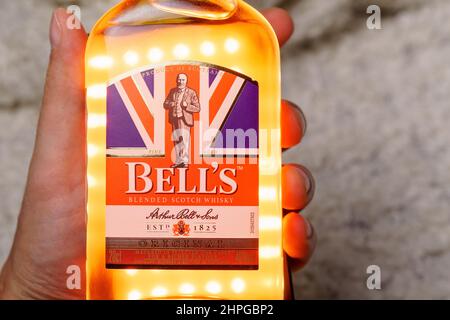 Tyumen, Russia-27 novembre 2021: Bottiglia di whiskey originale Bells, bevanda alcolica forte, primo piano logo. Foto Stock