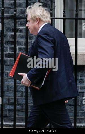 Londra, Regno Unito. 21st Feb 2022. Il primo ministro britannico Boris Johnson esce da 10 Downing Street al Parlamento per fare la sua dichiarazione attesa in merito all'ulteriore allentamento delle regole del covid. Credit: Imagplotter/Alamy Live News Foto Stock