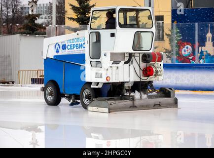 Tula, Russia - 3 gennaio 2021: La macchina per il ghiaccio prepara la pista di pattinaggio per il lavoro Foto Stock