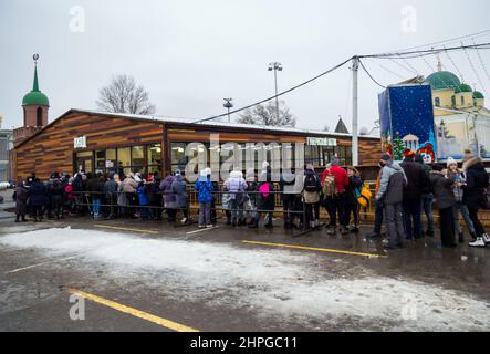Tula, Russia - 3 gennaio 2021: La coda alla pista di pattinaggio di Gubernsky, Piazza Lenin, Tula Foto Stock