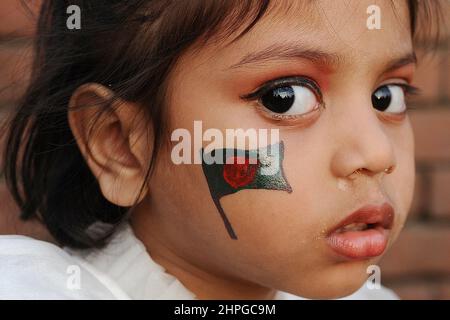 Dhaka, Bangladesh. 21st Feb 2022. Le persone si riuniscono al Memoriale intellettuale di Rayerbazad in occasione della Giornata Internazionale della Lingua Madre, (Foto di MD Saiful Amin/Pacific Press) Credit: Pacific Press Media Production Corp./Alamy Live News Foto Stock