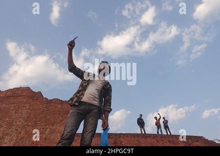 Dhaka, Bangladesh. 21st Feb 2022. Le persone si riuniscono al Memoriale intellettuale di Rayerbazad in occasione della Giornata Internazionale della Lingua Madre, (Foto di MD Saiful Amin/Pacific Press) Credit: Pacific Press Media Production Corp./Alamy Live News Foto Stock