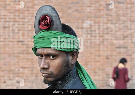 Dhaka, Dhaka, Bangladesh. 21st Feb 2022. Le persone si riuniscono al Memoriale intellettuale di Rayerbazad in occasione della Giornata Internazionale della Lingua Madre, (Credit Image: © MD Saiful Amin/Pacific Press via ZUMA Press Wire) Foto Stock