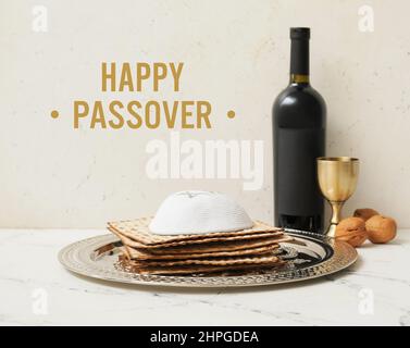 Bellissimo biglietto d'auguri per una felice Pasqua con piatto di seder, cappello ebraico e mattone Foto Stock