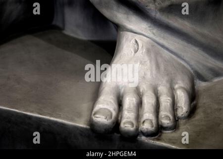 Scultura arte del piede di Gesù con unghie segni ferite da crocifissione Foto Stock