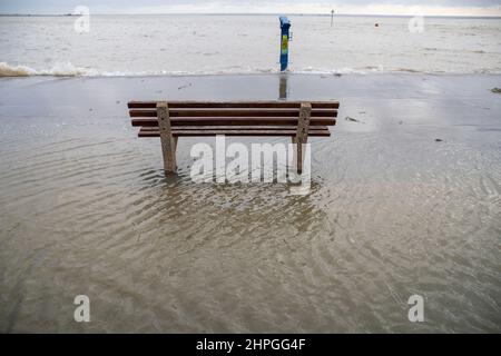 SOUTHEND-ON-SEA, ESSEX, FEBBRAIO 21 2022, Southend alluvioni sul lungomare come Storm Franklin colpisce il Regno Unito, la terza tempesta per colpire il Regno Unito questa settimana. Foto Stock