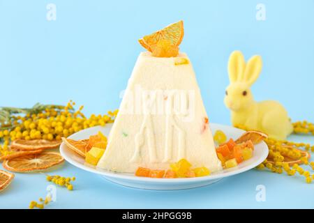 Dolce tradizionale di Pasqua al curd con frutta candita su sfondo blu Foto Stock