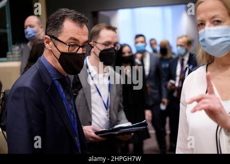 21 febbraio 2022, Belgio, Brüssel: (120927) -- BRUXELLES, 21 febbraio 2022 -- il Ministro tedesco dell'alimentazione e dell'agricoltura CEM Ozdemir (L) partecipa ad una riunione dei ministri dell'Agricoltura dell'UE nell'edificio Justus Lipsius, sede del Consiglio dell'UE il 21 febbraio 2022 a Bruxelles, Belgio. I punti salienti della riunione includono un dibattito politico sulla proposta di regolamento della Commissione sui prodotti privi di deforestazione, che mira a ridurre al minimo l'impatto del commercio dell'UE sulla deforestazione e sul degrado delle foreste. I ministri si scambieranno anche opinioni sui modi per rafforzare la coerenza tra l'accordo verde europeo, il Foto Stock