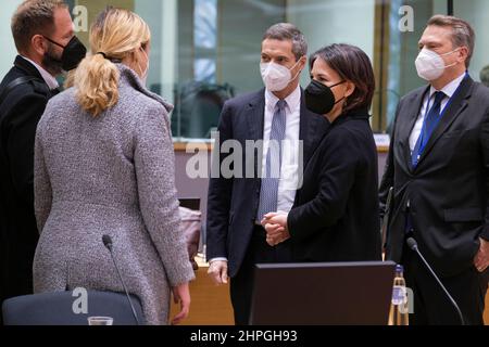 21 febbraio 2022, Belgio, Brüssel: (120927) -- BRUXELLES, 21 febbraio 2022 -- il ministro degli Affari Esteri tedesco Annalena Baerbock arriva per una riunione dei ministri degli Affari Esteri dell'UE, nell'edificio Europa, sede del Consiglio dell'UE il 21 febbraio 2022 a Bruxelles, Belgio. Il Consiglio "Affari esteri" sarà informato sugli affari attuali, anche sullo sviluppo della situazione in Mali e in Iran, e si scambierà opinioni sulla situazione della sicurezza europea e sulla diplomazia climatica. Il Consiglio dovrebbe adottare conclusioni in materia. A colazione, i ministri degli Esteri dell’UE si riuniranno in un’inf Foto Stock