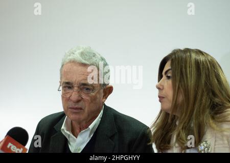 L'ex presidente colombiano Alvaro Uribe Velez (2002-2010) parla in diretta in televisione giorni prima della sua udienza di corte nel caso di Piedad Cordoba sulla Corte Suprema, a Bogota, Colombia, 21 febbraio 2022. Foto Stock