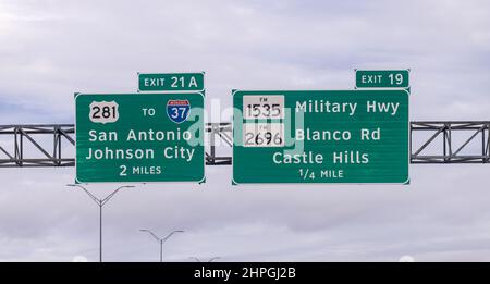 Segnaletica per l'autostrada di San Antonio. Texas Route 281 fino all'Interstate 35, Military Highway e Blanco Road uscita autostradale a San Antonio. Foto Stock