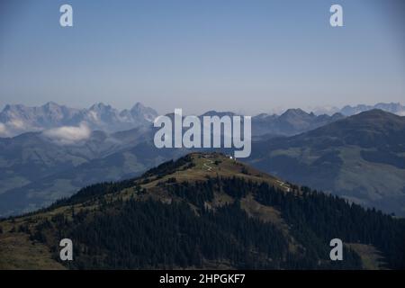 Panorama di montagna nelle Alpi austriache in una mattinata di sole Foto Stock