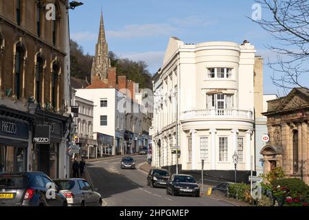 Una vista che guarda lungo Bellevue Terrace e vari edifici elencati di grado II nel centro della città di Great Malvern, Inghilterra Foto Stock