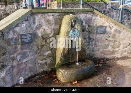 Malvhina, svelata nel 1998, è una primavera con una figura femminile scolpita in pietra e bronzo situata sull'isola Belle Vue in Great Malvern. Inghilterra Foto Stock