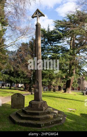 Il Malvern Standing Cross è nella sua posizione originale e ha una base e una colonna in pietra medievale. Great Malvern, Worcestershire, Inghilterra Foto Stock