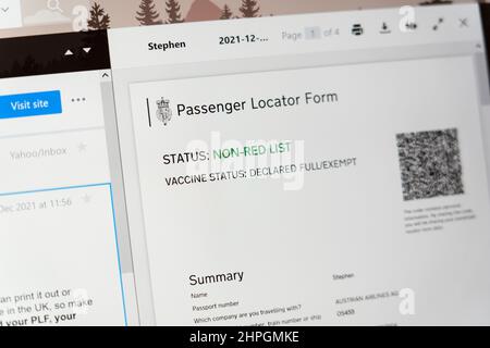 Una schermata del computer che mostra un modulo per la localizzazione dei passeggeri con lo stato del vaccino Covid-19 e che mostra il paese da cui è stato effettuato il viaggio nella lista non rossa. Inghilterra Foto Stock