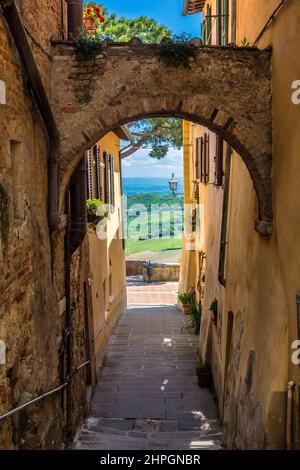 Strada stretta a Montepulciano, comune in provincia di Siena, in Val d'Orcia in Toscana, Italia, Europa. Foto Stock