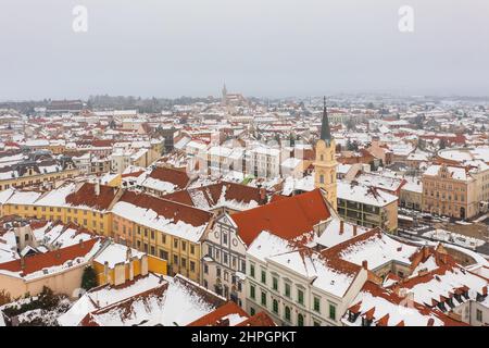 Vista panoramica aerea sul centro di Sopron. Paesaggio urbano invernale con tetti innevati. Foto Stock