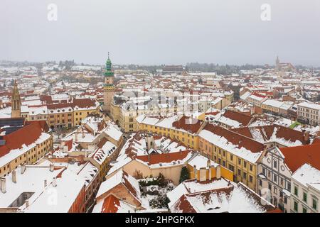 Vista panoramica aerea sul centro di Sopron. Paesaggio urbano invernale con tetti innevati. Foto Stock