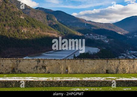 La vista dal Castello medievale di Beseno del 12th° secolo in Valle Lagarina in Trentino, nord-est Italia Foto Stock