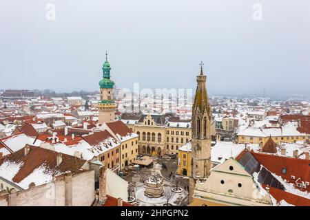 Vista aerea sulla piazza principale della città di Sopron con la torre del fuoco e la chiesa di Goat. Foto Stock