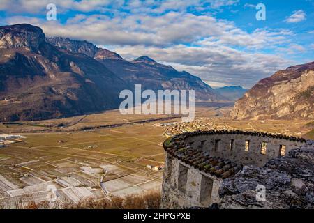 La vista dal Castello medievale di Beseno del 12th° secolo in Valle Lagarina in Trentino, nord-est Italia. Besseno e Adige sono sullo sfondo Foto Stock