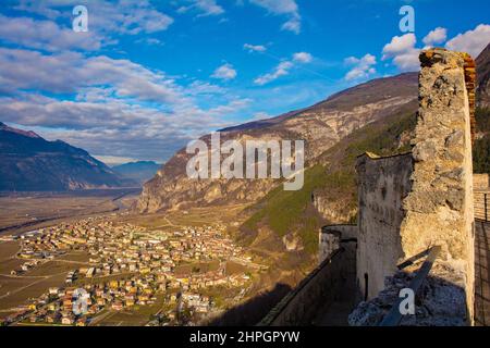 La vista dal Castello medievale di Beseno del 12th° secolo in Valle Lagarina in Trentino, nord-est Italia. Besseno e Adige sono sullo sfondo Foto Stock