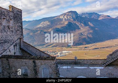 La vista dal Castello medievale di Beseno del 12th° secolo in Valle Lagarina in Trentino, nord-est Italia. Il fiume volano e l'Adige sono sullo sfondo Foto Stock