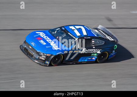 20 febbraio 2022: Il driver della Serie della Coppa NASCAR Chris Buescher (17) guida nella curva quattro durante il Daytona 500 all'autodromo internazionale di Daytona Daytona, FL. Jonathan Huff/The Podium Finish via CSM. Foto Stock