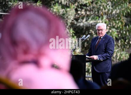 Dakar, Senegal. 21st Feb 2022. Il presidente tedesco Frank-Walter Steinmeier parla della posa della pietra di fondazione per il nuovo edificio Goethe-Institut a Dakar. Il Presidente Steinmeier è in visita di tre giorni nella Repubblica dell'Africa occidentale del Senegal. Credit: Bernd von Jutrczenka/dpa/Alamy Live News Foto Stock