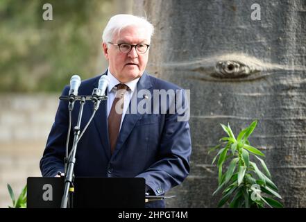 Dakar, Senegal. 21st Feb 2022. Il presidente tedesco Frank-Walter Steinmeier parla della posa della pietra di fondazione per il nuovo edificio Goethe-Institut a Dakar. Il Presidente Steinmeier è in visita di tre giorni nella Repubblica dell'Africa occidentale del Senegal. Credit: Bernd von Jutrczenka/dpa/Alamy Live News Foto Stock