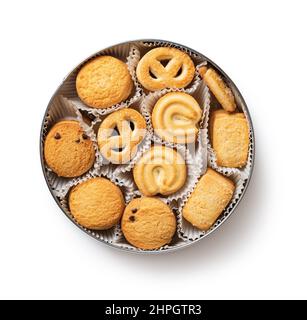 Gustosi biscotti danesi al burro in una scatola isolata su sfondo bianco.  Set di biscotti frollini croccanti in un contenitore aperto. Scatola di  pasticceria danese Foto stock - Alamy