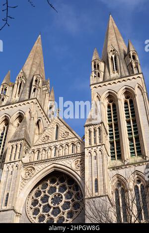 Cielo blu sulla Cattedrale di Truro in Cornovaglia di Truro Foto Stock