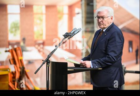 Dakar, Senegal. 21st Feb 2022. Il presidente tedesco Frank-Walter Steinmeier parla della posa della pietra di fondazione per il nuovo edificio Goethe-Institut a Dakar. Il Presidente Steinmeier è in visita di tre giorni nella Repubblica dell'Africa occidentale del Senegal. Credit: Bernd von Jutrczenka/dpa/Alamy Live News Foto Stock