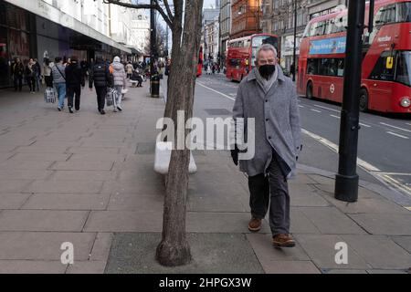 Gli acquirenti e i visitatori si recano in un quartiere dello shopping di Oxford Street, sempre attivo, il 17th febbraio 2022 a Londra, Regno Unito. Molte persone stanno ancora indossando maschere per la strada, nonostante l'imminente vita con i piani Covid come essere stabilito dal governo e la possibile fine di quasi tutte le restrizioni. Foto Stock