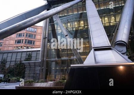 Supporti architettonici presso la Broadgate Tower presso lo spazio pubblico all'aperto di Broadgate Plaza nella città di Londra il 14th febbraio 2022 a Londra, Regno Unito. La Broadgate Tower è un grattacielo situato nel principale quartiere finanziario di Londra, la City of London. Fu costruita tra il 2005 e il 2008 ed è stata progettata da Skidmore, Owings & Merrill. Foto Stock