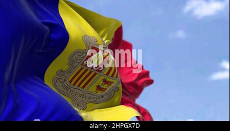 Dettaglio della bandiera nazionale di Andorra che ondola nel vento in una giornata limpida. Andorra è un microstato sovrano senza sbocco sul mare in Europa. Messa a fuoco selettiva. Foto Stock