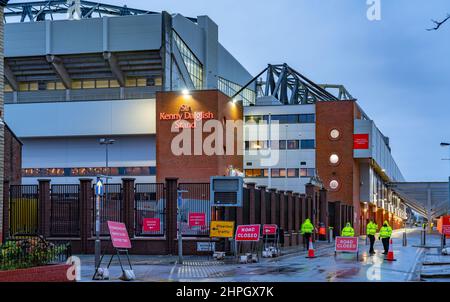 Lo stand Sir Kenny Dalglish e lo stand Anfield Road, all'Anfield Stadium del Liverpool Football Club. Immagine scattata nel dicembre 2021. Foto Stock