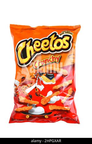 IRVINE, CALIFORNIA - 14 FEB 2022: Una borsa di Cheetos Crunchy Cheese Flavoured snacks. Foto Stock